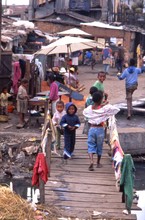 Passerelle sur canal, Antananarivo