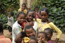 Enfants dans une gare, train Fianarantsoa-Manakara