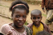 Enfants dans une gare, train Fianarantsoa-Manakara