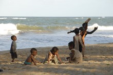 Enfants de Manakara, jeux sur la plage
