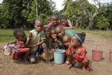 Enfants de Manakara, une pose pendant la corvée d'eau