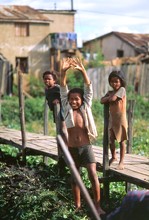 Enfants dans les rizières de Tananarive