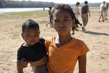 Enfants dans un village sur les berges de la Tsiribihina