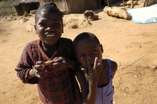 Enfants dans un village sur les berges de la Tsiribihina