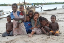 Groupe d'enfants, village de pêcheur