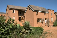 Maison briques et toit de chaume. Région Tananarive (Antananarivo)
