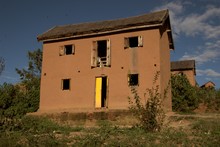 Maison briques et toit de chaume. Région Tananarive (Antananarivo)