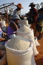 Marché d'Ambalavao, sacs de riz, Province de Fianarantsoa