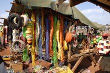 Marché d'Ambalavao, ficelles et couleurs, Province de Fianarantsoa