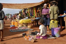 Marché d'Ambalavao, étals divers, Province de Fianarantsoa