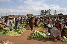 Marché d'Ambalavao, les étals de légumes, Province de Fianarantsoa