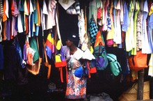 Vêtements sur le marché, Antalaha