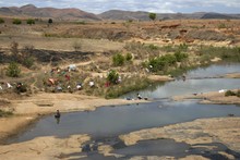 Lavage et séchage des vêtements. , Province de Fianarantsoa
