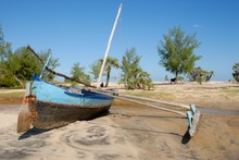 Pirogue à voile et balancier sur une plage au nord de Majunga