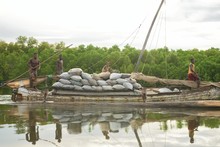 Boutre transportant des sacs de charbon de bois au nord de Majunga