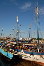 Boutres et bateaux à voiles dans le port de Majunga