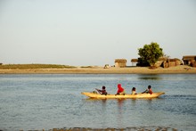 Enfants dans une pirogue à balancier à Bello sur Mer
