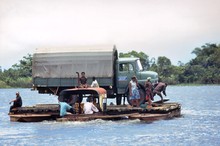 Un camion sur l'un des multiples bacs à empreinter sur la rn5 en direction de la Baie d'Antongila